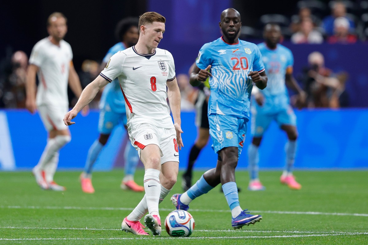 England's Elliot Anderson (8) passes the ball ahead of Congo's Yoane Wissa (20) during the World Cup round of 32 soccer match between England and Congo in Atlanta, Wednesday, July 1, 2026. ( ...
