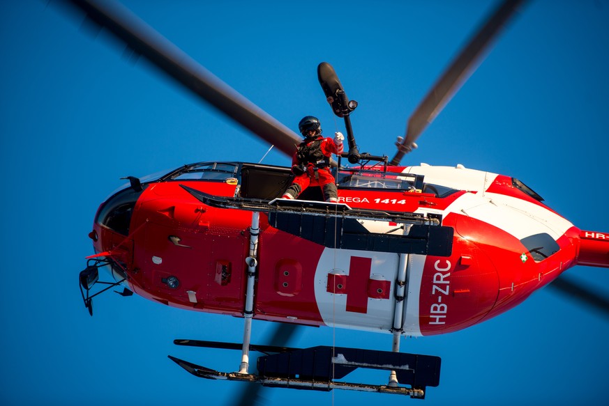 HANDOUT - Symbolbild - Die Rega im Einsatz mit einer Rettungswinde - Ein Rettungshelikopter der Rega stand gestern am spaeten Nachmittag am Zuercher Uetliberg im Einsatz. Ein 14-jaehriges Maedchen war ...