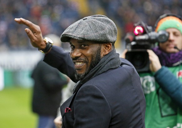 epa05648378 Former Eintracht Frankfurt player Jay-Jay Okocha greets fans before the German Bundesliga soccer match between Eintracht Frankfurt and Borussia Dortmund in Frankfurt Main, Germany, 26 Nove ...