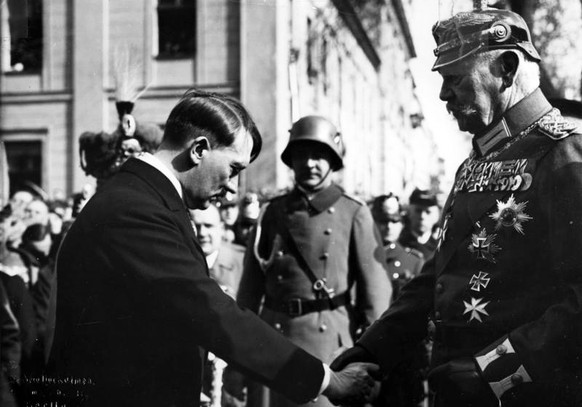 «La Journée de Postdam», 1934. Hitler (à gauche) s'incline devant l'homme qui l'a nommé chancelier: le président du Reich Paul von Hindenburg.