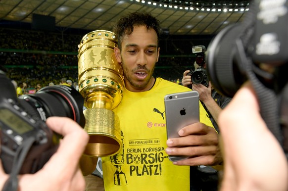 epa05994392 Dortmund&#039;s Pierre-Emerick Aubameyang (C) celebrates winning the Cup after the German DFBÂ Cup final soccer match between Eintracht Frankfurt and Borussia Dortmund at the Olympic Stadi ...