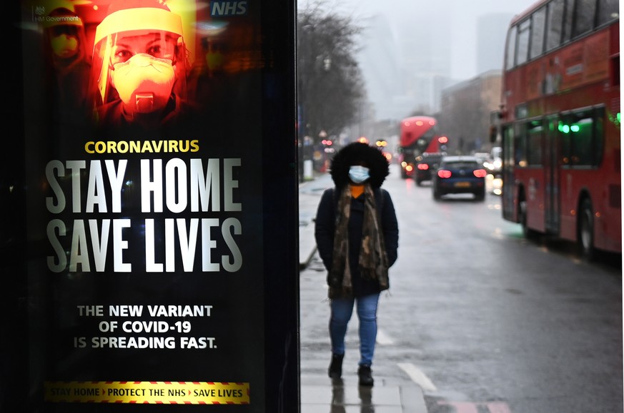 Ein Plakat an einer Londoner Busstation fordert die Menschen auf, zu Hause zu bleiben. 