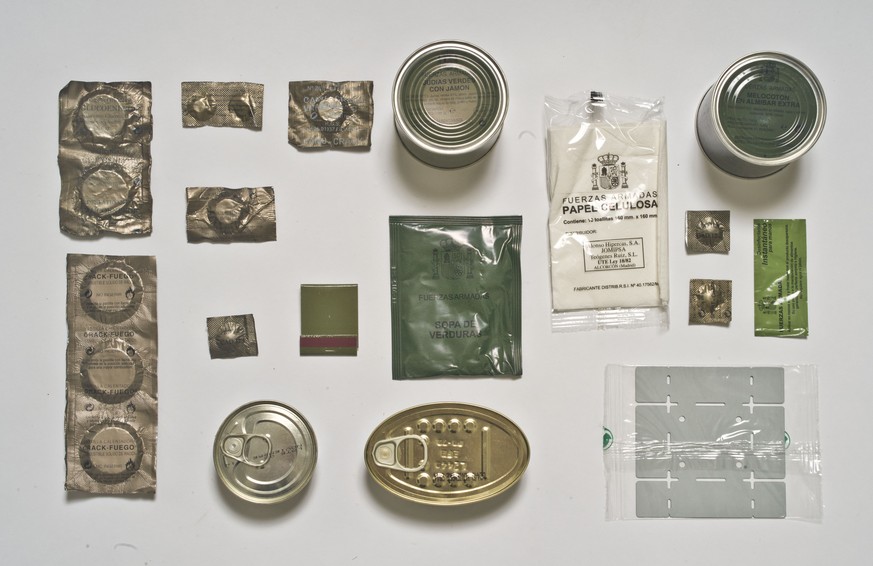Copyright Sarah Lee - Ration packs and thier contents for G2. Spanien.