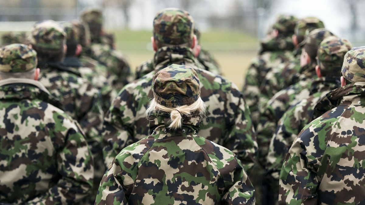 ZUR ARMEEBOTSCHAFT 2018, STELLEN WIR IHNEN HEUTE, 20. MAERZ 2018, FOLGENDES BILDMATERIAL ZUR VERFUEGUNG - Morgens beim Antrittsverlesen wird die Schweizer Flagge gehisst, in Achtungstellug gestanden u ...