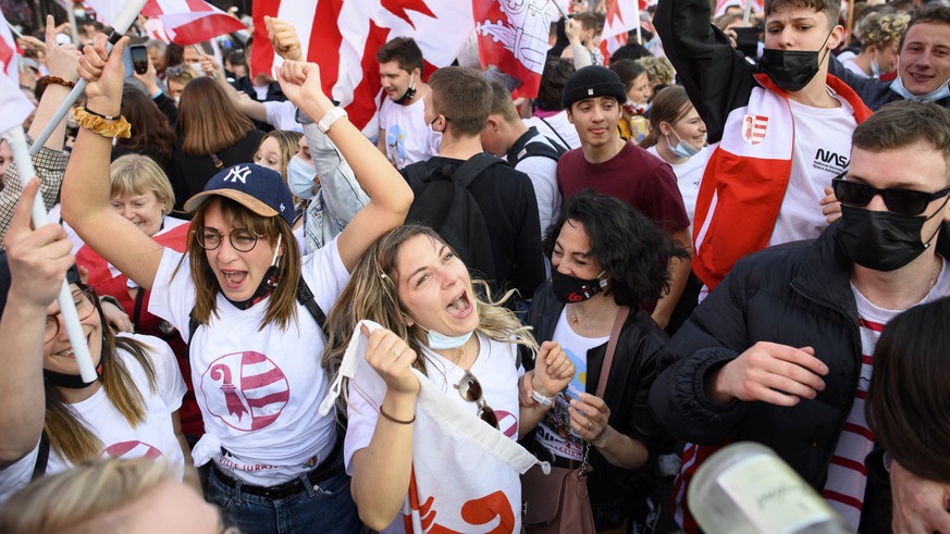 Les pro-jurassiens celebrent le oui lors de l&#039;annonce du resultat du vote ce dimanche 28 mars 2021 a Moutier. Les citoyens de Moutier doivent decider de l&#039;appartenance cantonale de leur vill ...