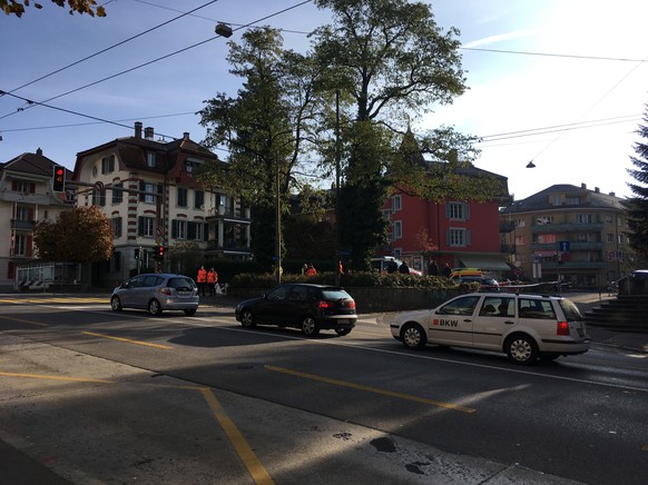 tel: null
Hallo, Ihr habt noch nach Bildern gefragt. Habe leider nichts vernünftiges, weil sie mich gleich zum Eingang geführt haben.

Der Einsatz scheint übrigens mehr oder weniger beendet zu sein. ...