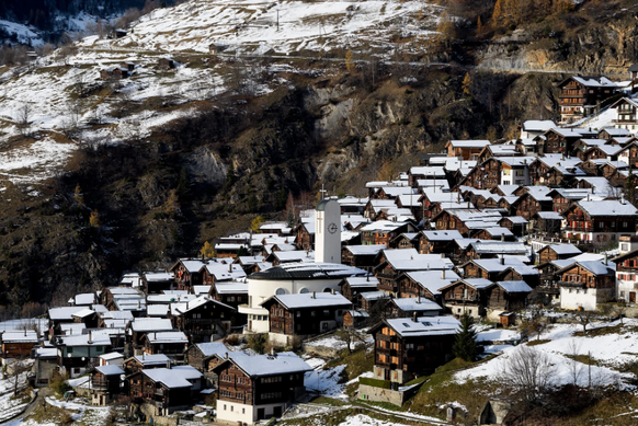 Blick auf das Walliser Dorf Albinen im Jahr 2017.