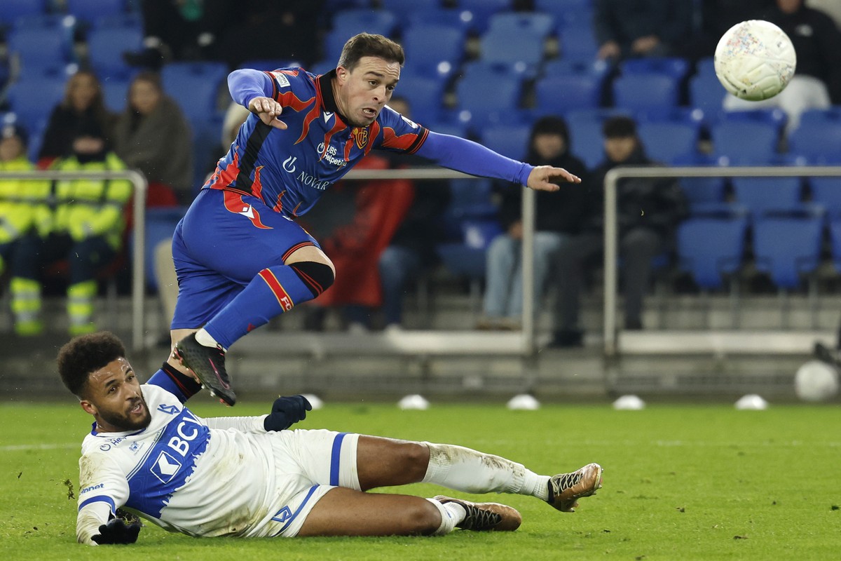 Morgan Poaty (LS), links, gegen Xherdan Shaqiri (FCB), rechts, im Fussball Meisterschaftsspiel der Regular Season der Swiss Super League zwischen dem FC Basel 1893 und dem FC Lausanne-Sport im Stadion ...