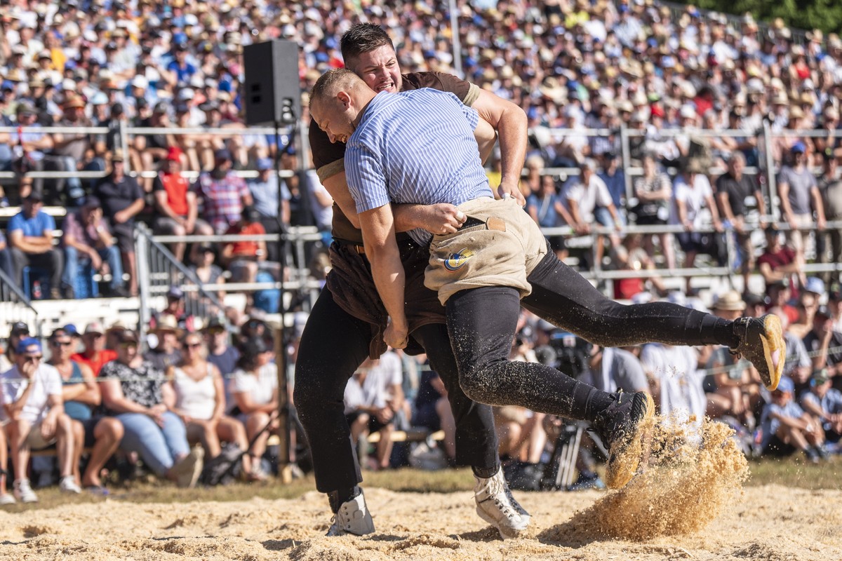 Severin Schwander, links, und Romain Collaud, rechts, kaempfen im ersten Gang beim Schwarzsee Schwingfest, am Sonntag, 22. Juni 2025 in Schwarzsee.(KEYSTONE/Til Buergy)