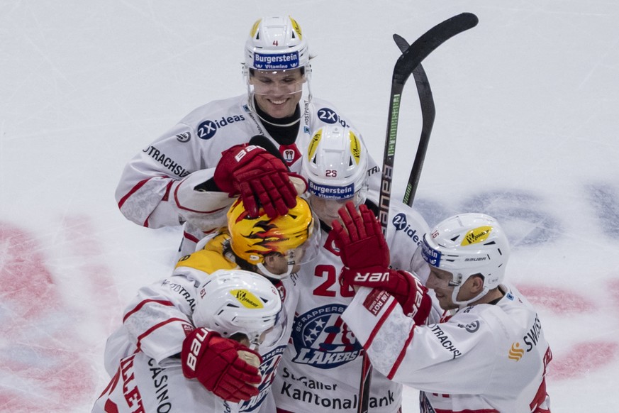 Die Ostschweizer Spieler, von rechts, Tanner Fritz, Matthew Kellenberger, Jacob Larsson, und links Philippe Maillet, feiern den Torschuetzen zum 2:3, PostFinance Top Scorer Malte Stroemwall, 2. von li ...