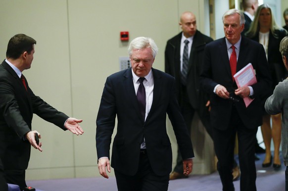 epa06375834 Britain&#039;s Secretary of State for Exiting the European Union, David Davis (2-L) and Michel Barnier (R), the European Chief Negotiator of the Task Force for the Preparation and Conduct  ...