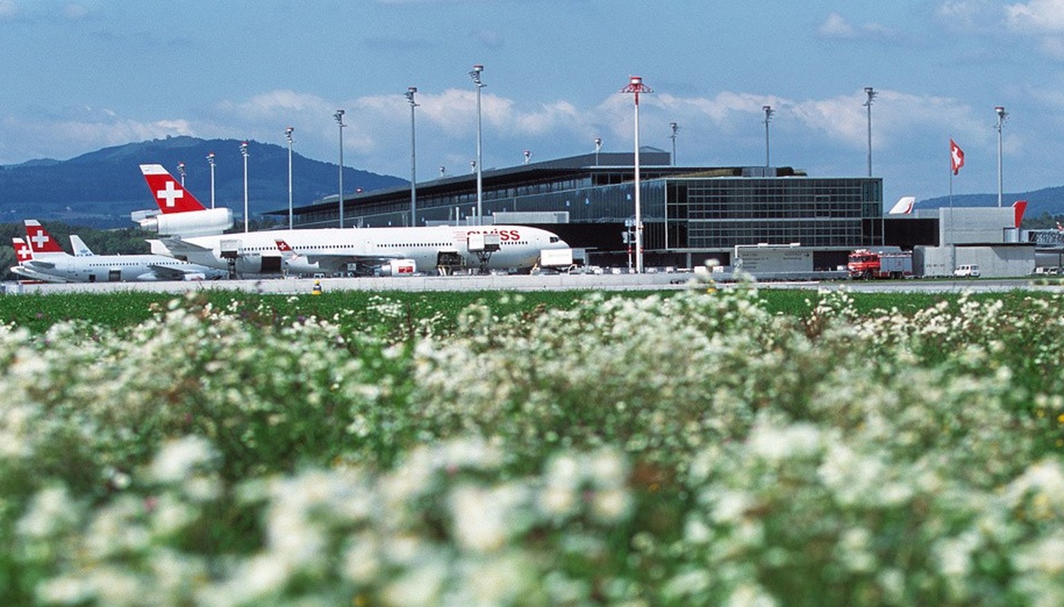 Flugzeuge der Swiss Air Lines warten am Dock E auf dem Flughafen Unique bei Zuerich Kloten, aufgenommen am 12. September 2003. (KEYSTONE/Martin Ruetschi) : DIA]
