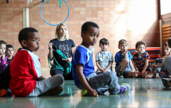 Michelle Richner und ihre Kinder beim Turnunterricht.