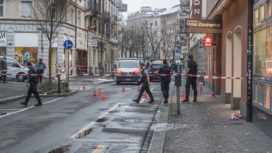 Toter vor Hotel gefunden (Bild: News Pictures) 3. Januar 2017