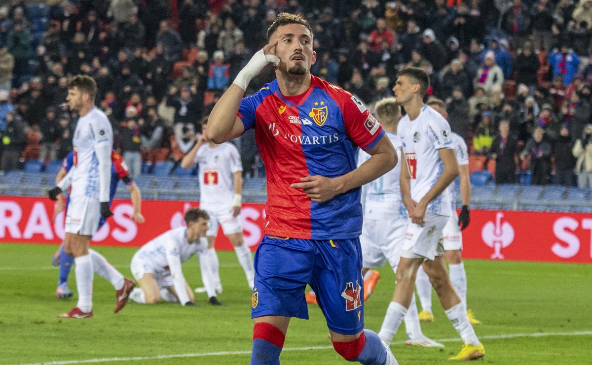 Andi Zeqiri, mitte von Basel feiert sein Tor zum 2:2l beim Super League Meisterschaftsspiel zwischen dem FC Basel und dem FC Luzern vom Samstag, 28. Januar 2023 in Basel. (KEYSTONE/Urs Flueeler)