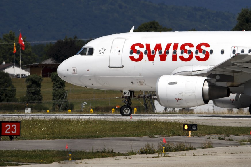 ARCHIVBILD ZU DEN AKTUELLEN VERKEHRSZAHLEN DER SWISS INTERNATIONAL AIRLINES, AM MONTAG, 12. JUNI 2017 - An aircraft of the Swiss International Air Lines runs on taxiway at the Geneva Airport, in Genev ...