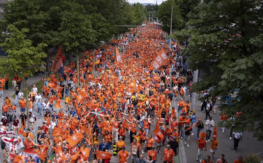 epa12227037 Supporters of the Netherlands walk from Gustav-Gull Square (Europaallee) towards the stadium during a fan walk ahead of the UEFA Women&#039;s EURO 2025 Group D soccer match between England ...