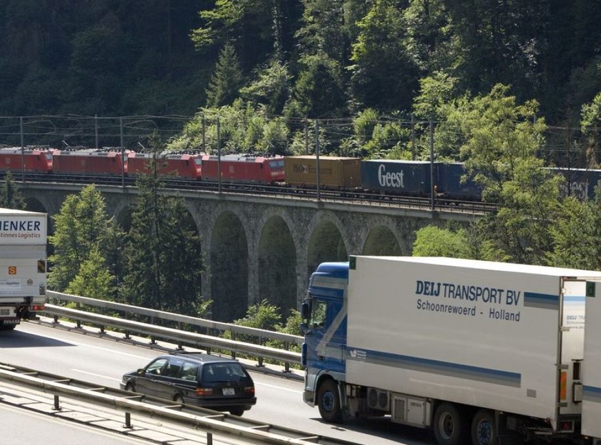 Der Güterverkehr durch die Schweizer Alpen hat im ersten Halbjahr 2019 abgenommen - auf der Strasse ebenso wie auf der Schiene. (Archivbild)