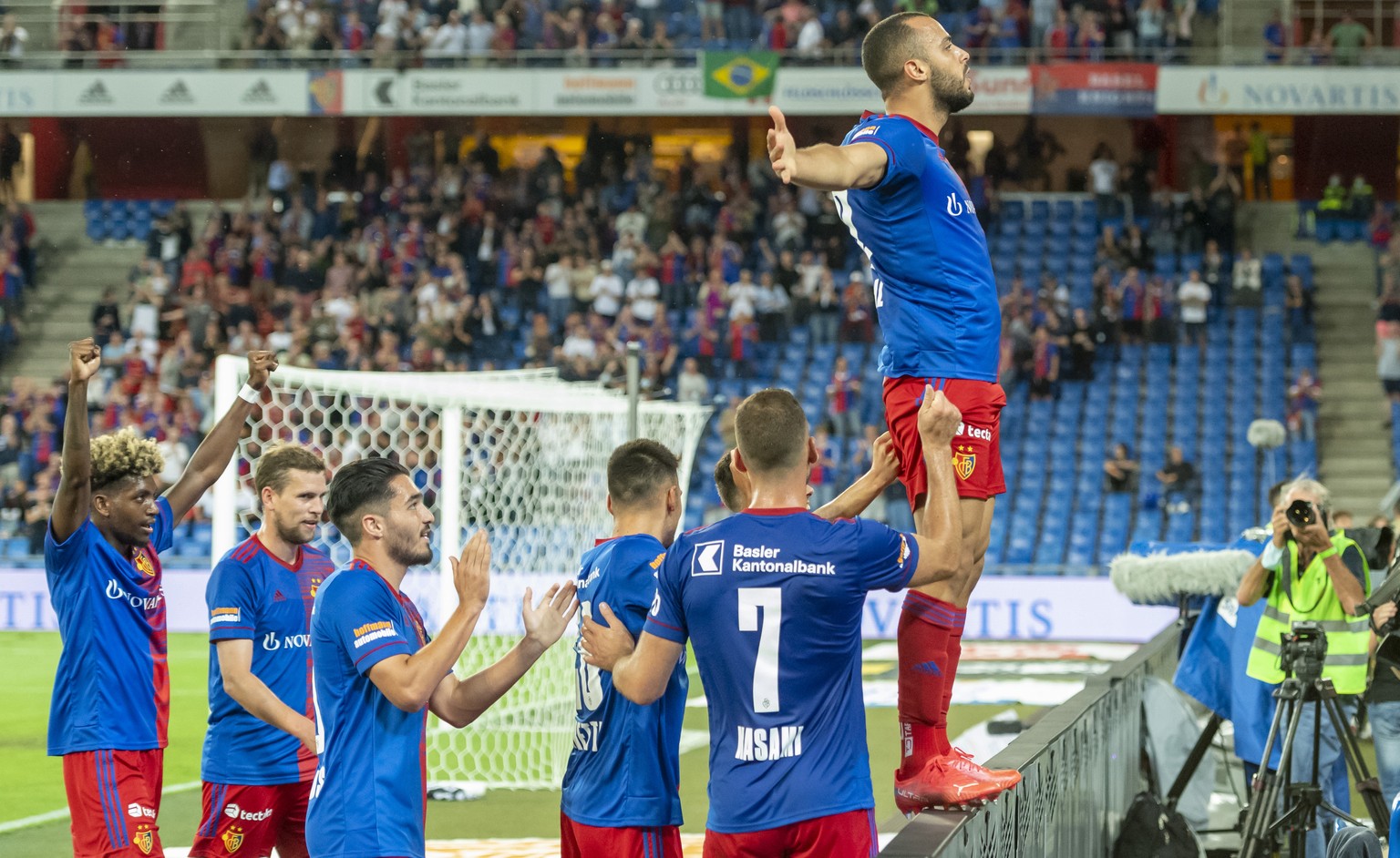 Basel&#039;s Arthur Cabral, right, cheers after scoring during the UEFA Conference League playoff soccer match between Switzerland&#039;s FC Basel 1893 and Sweden&#039;s Hammarby IF at the St. Jakob-P ...