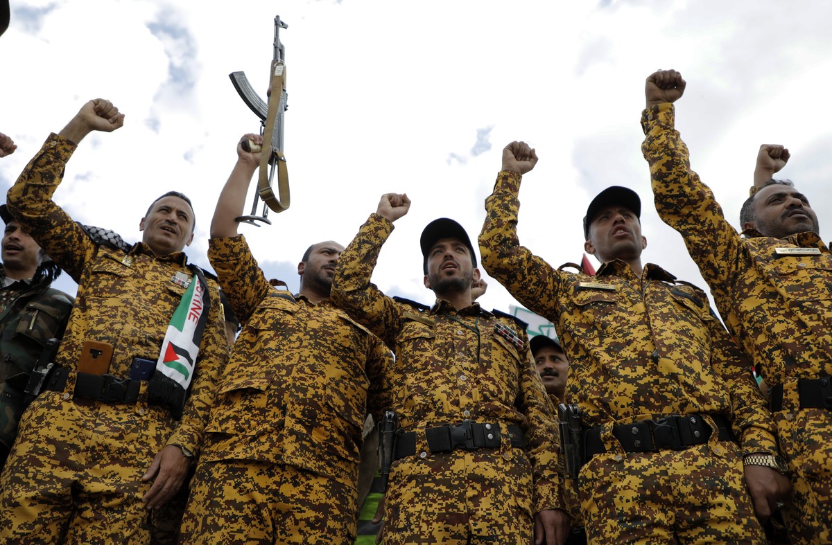 epa11048482 Houthi troopers take part in a protest against a multinational operation to safeguard Red Sea shipping and in solidarity with the Palestinian people, in Sana'a, Yemen, 29 December 202 ...