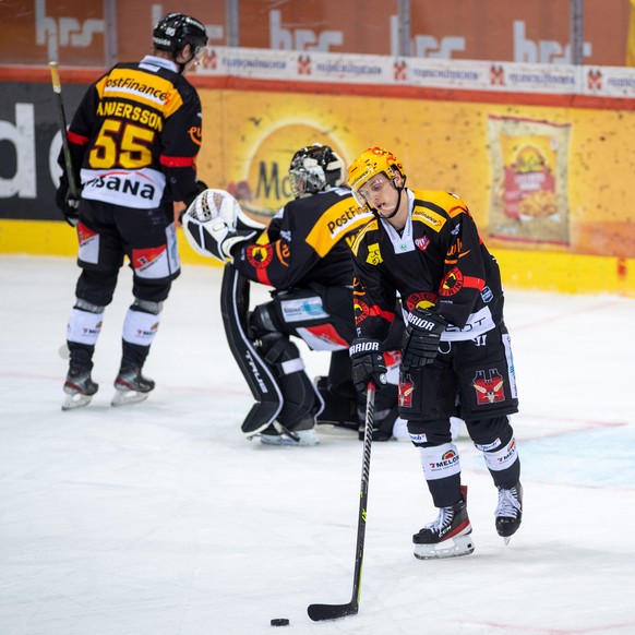 Enttaeuschte Berner nach dem Tor zum 1:3 waehrend dem Eishockey Qualifikationsspiel der National League zwischen dem SC Bern und Lausanne HC, am Montag, 14. Maerz 2022, in der PostFinance Arena in Ber ...