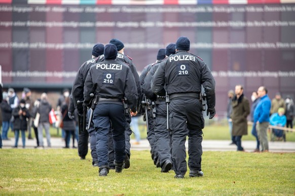 Polizisten bei einem Einsatz in Wien.