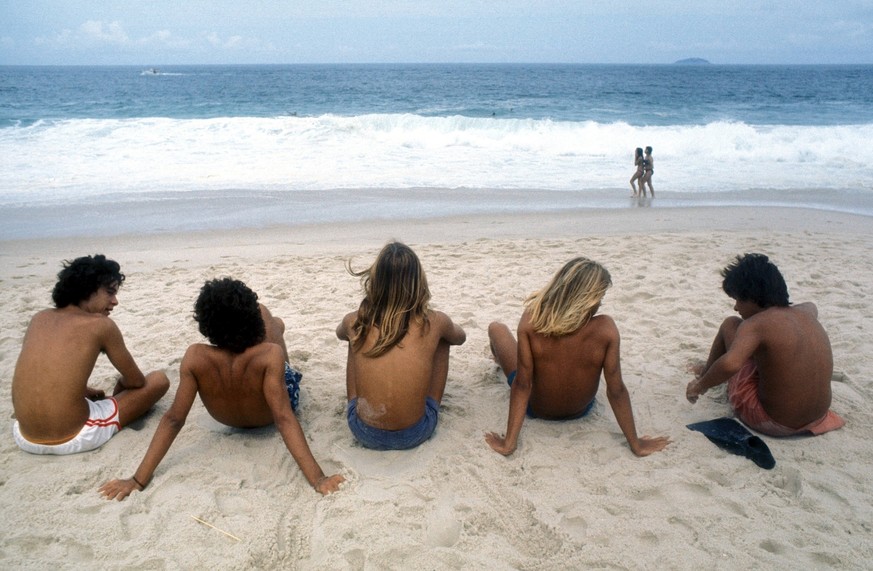 Bildnummer 51693620 Datum 02101978 Copyright imagoSven SimonJunge Brasilianer entspannen an der Copacabana in Rio de Janeiro Personen Highlight 1978 Rio de Janeiro Copacabana Jungen Jungendlicher Juge ...