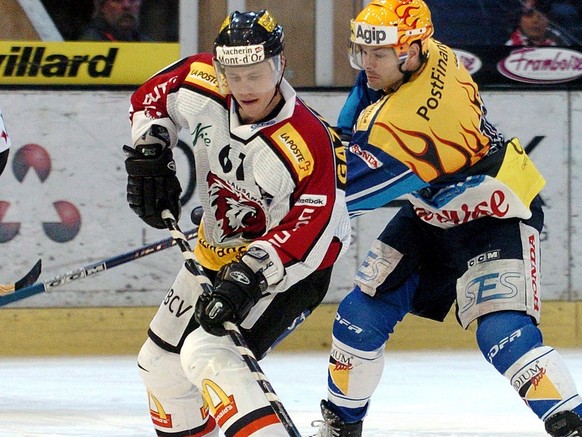 Le tessinois Jean-Guy Trudel, droite, lutte pour le puck avec deux lausannois Dusan Milo, centre, et Andrei Bashkirov, gauche, , lors du match de hockey sur glace LNA, Lausanne HC contre HC Ambri Piot ...