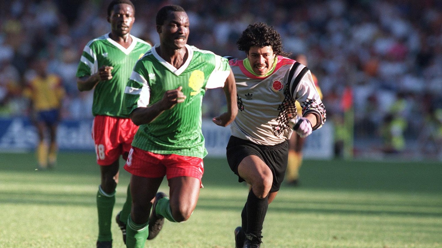 Roger Milla im Laufduell mit René Higuita.