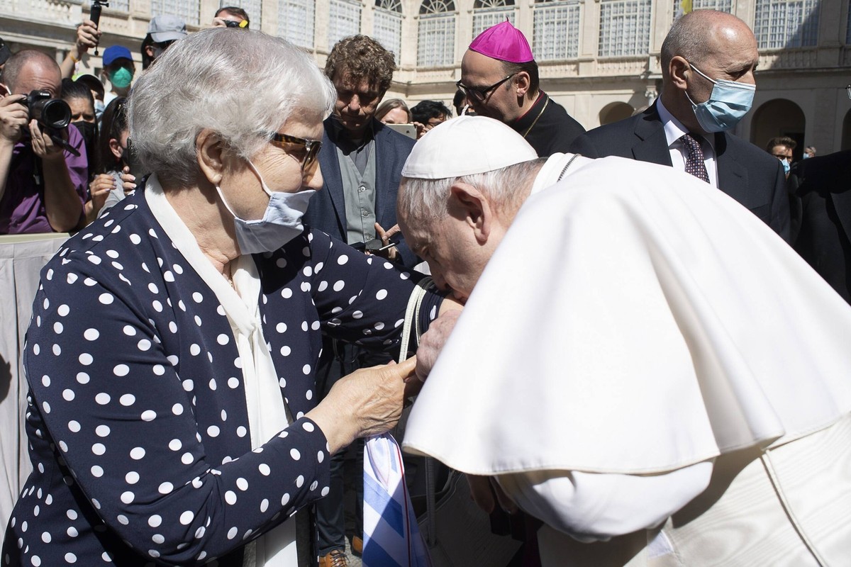 May 26, 2021 : Pope Francis kisses arm the survivor Lidia Maksymowicz, a Polish survivor to Auschwitz, as he leaves the Courtyard of St Damasus at the end of his weekly General Audience in the Vatican ...