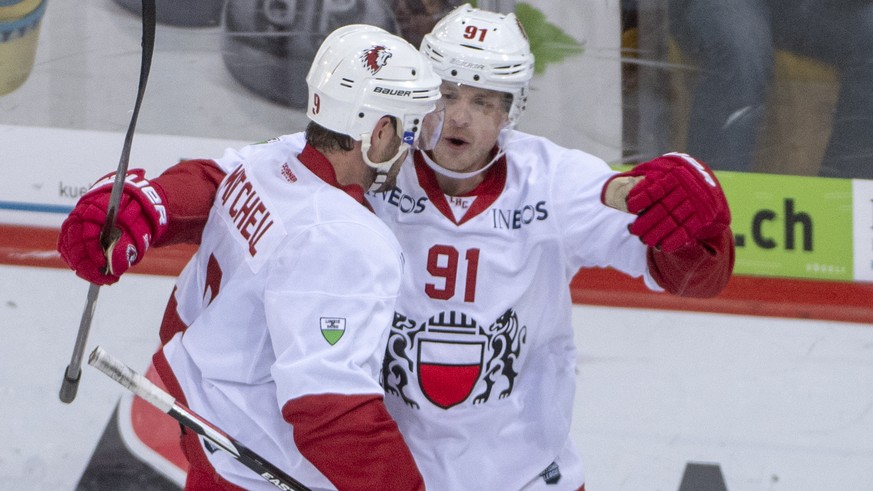 Lausannes Torrey Mitchell, links, und Joel Vermin, rechts, jubeln zum 1:1, waehrend dem Meisterschaftsspiel der National League, zwischen den SCL Tigers und den HC Lausanne am Dienstag 23. Oktober 201 ...