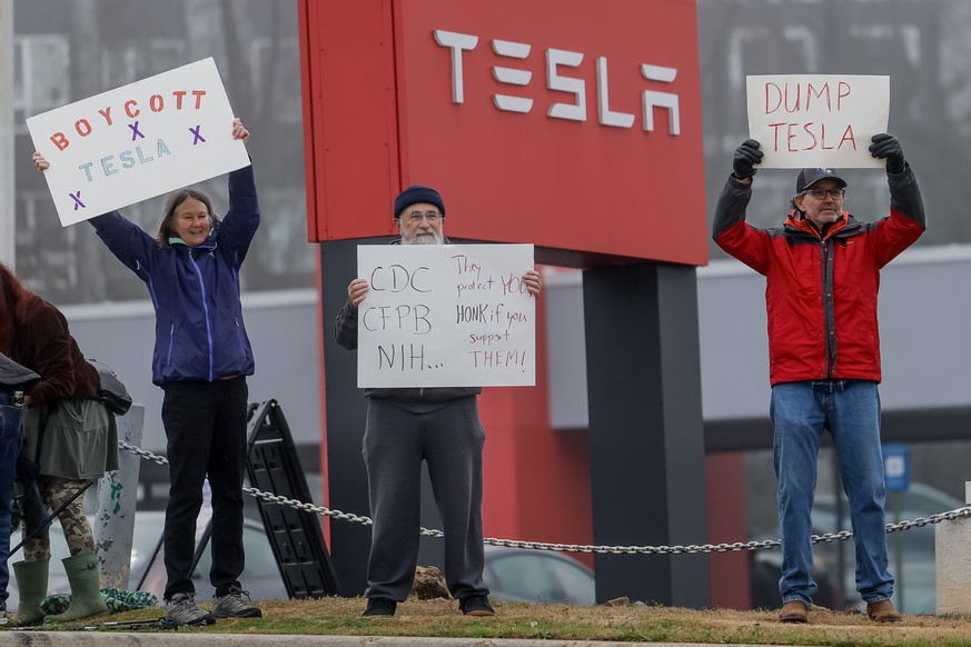 epaselect epa11899302 Demonstrators gather outside a Tesla dealership in Decatur, Georgia, USA, 15 February 2025 to protest businessman Elon Musk&#039;s new role in US President Trump&#039;s administr ...