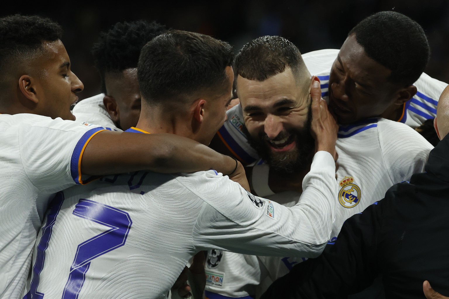 epa09887140 Real Madrid&#039;s striker Karim Benzema (2-R) celebrates with teammates after scoring the 2-3 goal during the UEFA Champions League quarter final second leg soccer match between Real Madr ...