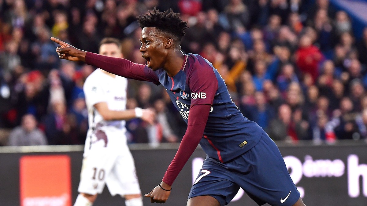 epa06594329 Paris Saint-Germain's Timothy Weah (R), son of former PSG player, Liberia's president George Weah, celebrates during the French Ligue 1 soccer match between Paris Saint-Germain ( ...