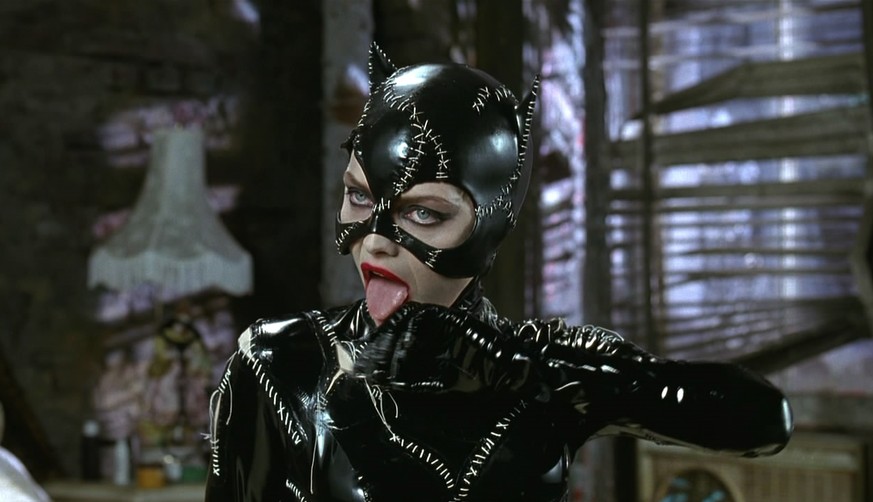 catwoman michelle pfeiffer batman tim burton https://www.pinterest.com/tarjabell/gat%C3%BAbela/