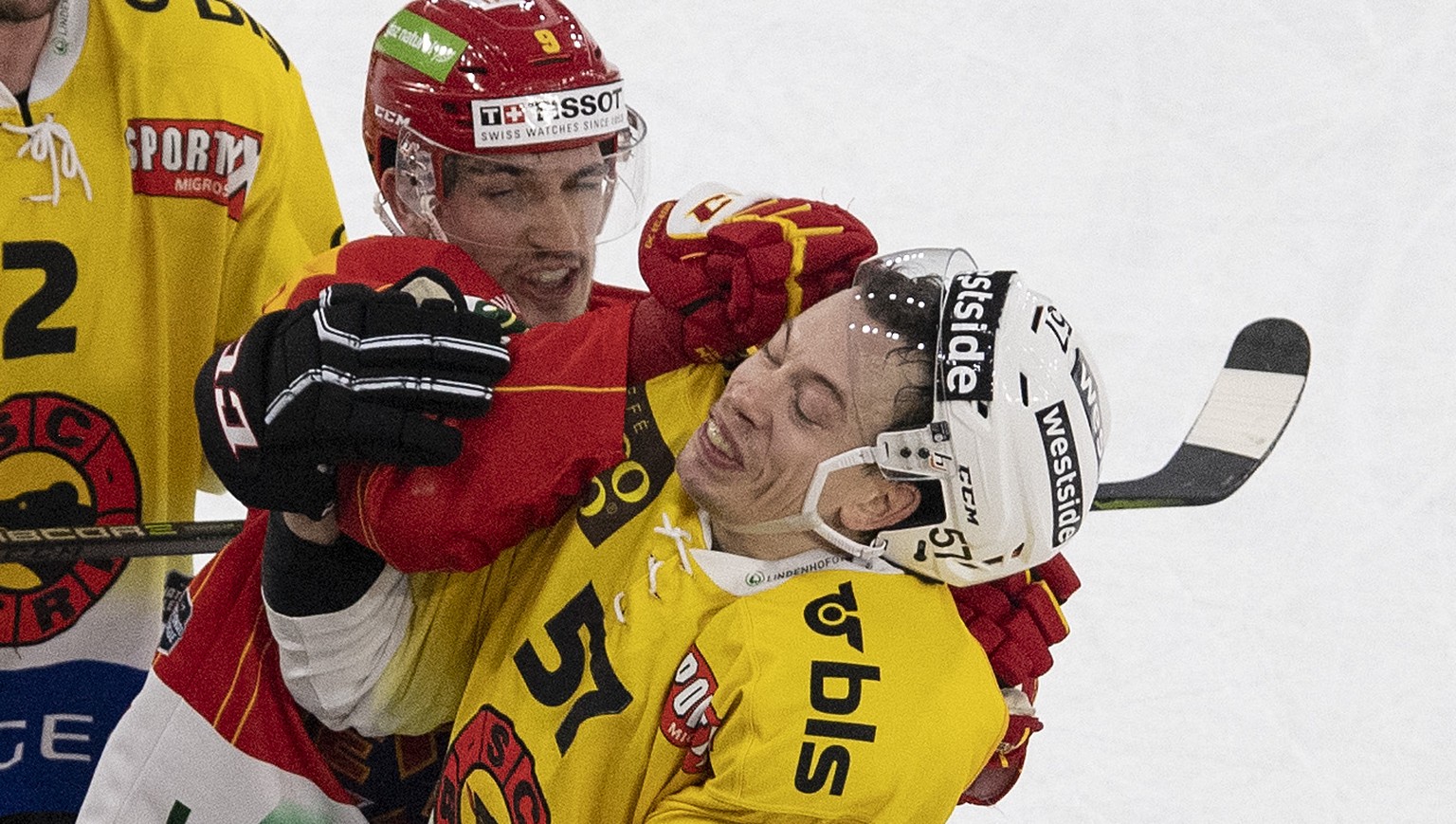 Biels Damien Riat, links, pruegelt sich mit Berns Jeremie Kamerzin im Eishockey Meisterschaftsspiel der National League zwischen dem EHC Biel und dem SC Bern, am Samstag, 9. Februar 2019, in der Tisso ...