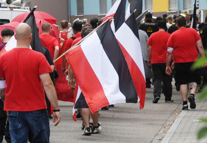 Teilnehmer eines Aufmarsches von Rechtsextremen gehen am 03.06.2017 durch Karlsruhe-Durlach (Baden-Württemberg). Die rechtsextreme Kleinstpartei Die Rechte hat zum «Tag der deutschen Zukunft» aufgeruf ...