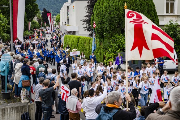 Des jurassiens defilent dans le cortege du Mouvement autonomiste jurassien dans le cadre la Fete du Peuple jurassien lors du 50eme anniversaire du plebiscite de l&#039;autodetermination de la Republiq ...
