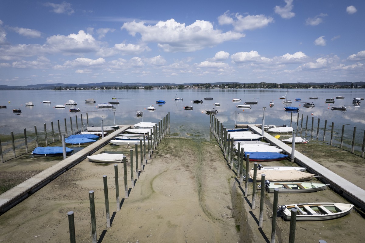 Boote liegen auf dem Trockenen am Untersee, dem westlichen Teil des Bodensees, am Donnerstag, 23. Juli 2026, in Mannenbach-Salenstein. Der See weist fuer die Jahreszeit ein Rekordtief auf. (KEYSTONE/G ...