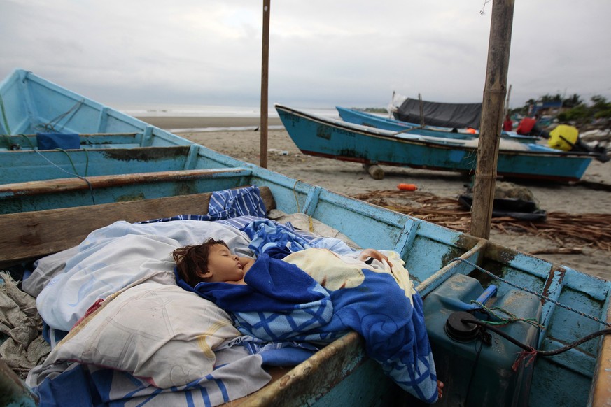 Viele Einwohner von La Chorrera schlafen in ihren Booten, nachdem ihre Häuser beim Beben zerstört wurden.