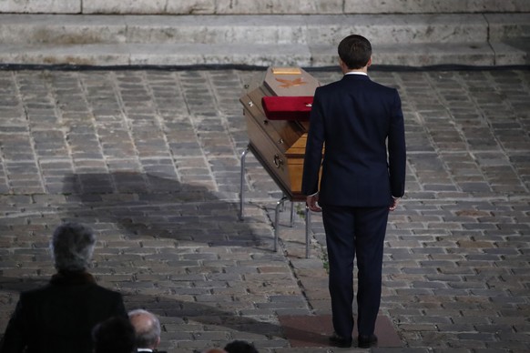 Emmanuel Macron an der Gedenkfeier von Samuel Paty. 