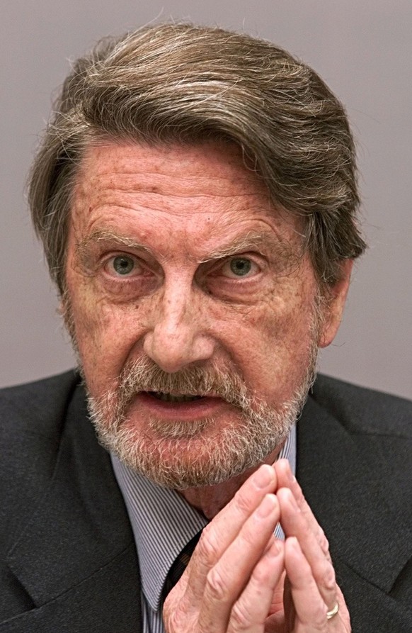 Ambros Uchtenhagen, Direktor des Instituts fuer Suchtforschung in Zuerich, erlaeutert am Freitag, 16. April 1999 in Bern die wissenschaftliche Sicht der aerztlichen Heroinverschreibung.
(KEYSTONE/Ales ...