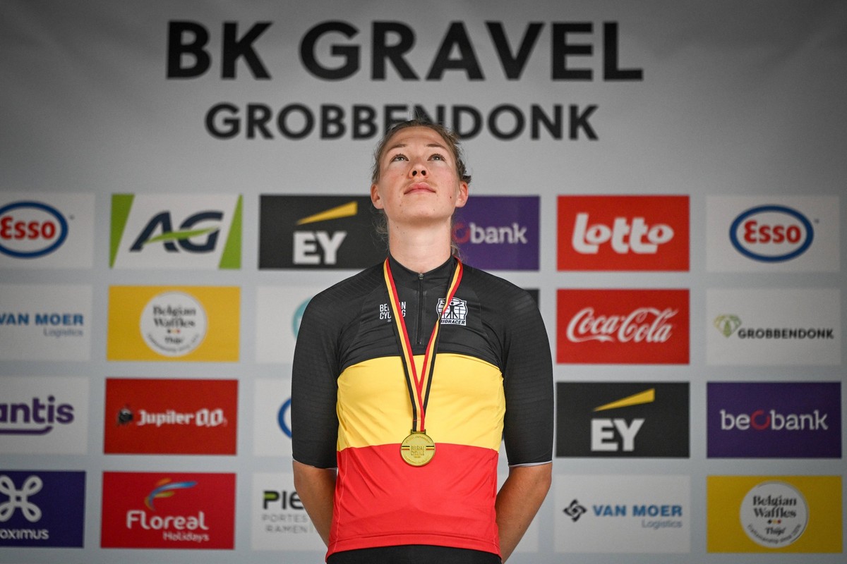 Belgian Nathalie Bex pictured with the tricolore jersey on the podium after the elite race at the Belgian Gravel Championships, Sunday 16 August 2026 in Grobbendonk. ELIASxROM PUBLICATIONxNOTxINxBELxF ...