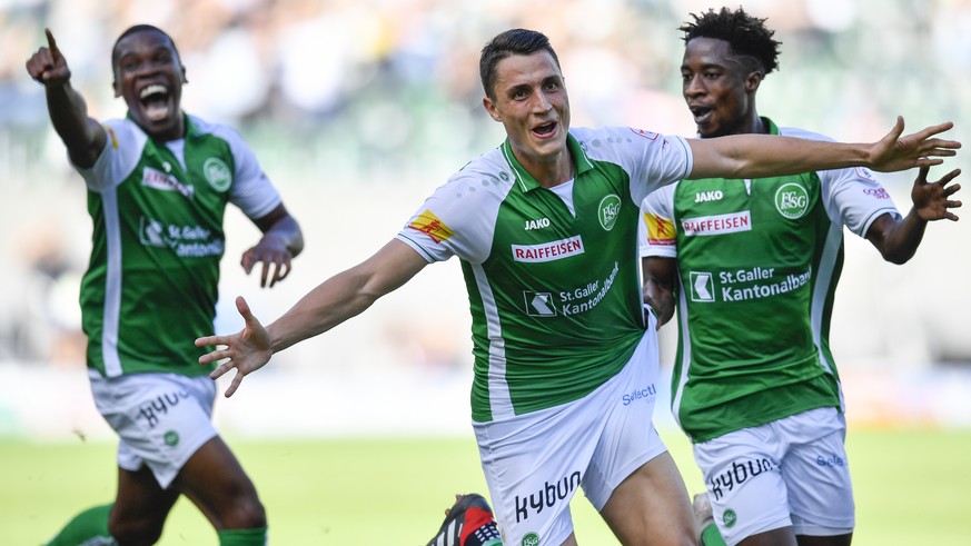 St. Gallens Vincent Sierro, links, und St. Gallens Majeed Asimeru bejubelnt Sierros Treffer zum 1-0, beim Fussball Super-League Spiel zwischen dem FC St. Gallen und dem FC Lugano, am Sonntag, 23. Sept ...