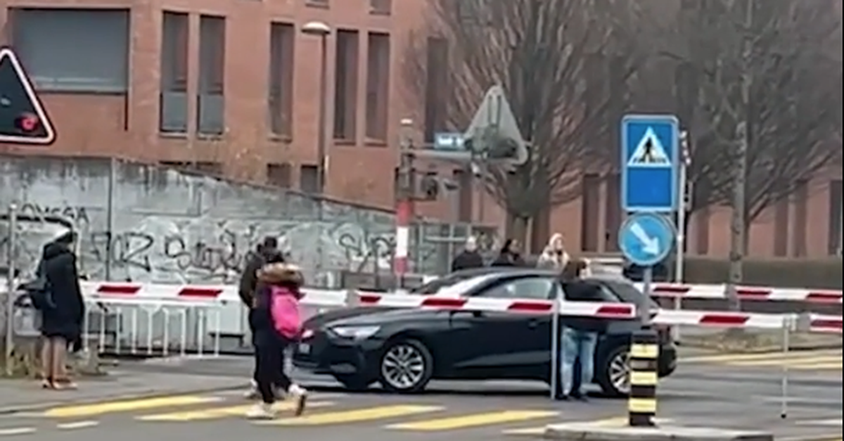 auto-steckt-in-z-rich-auf-bahn-bergang-fest-dann-ert-nt-das-signalhorn