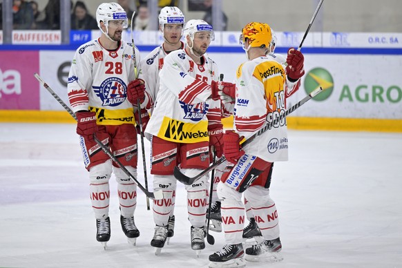 Rapperswil-Jonas Spieler jubeln nach dem Fuehrungstreffer zum 1:2 beim Eishockey-Qualifikationsspiel der National League zwischen dem HC Ajoie und dem SC Rapperswil-Jona Lakers in der Raiffeisen Arena ...