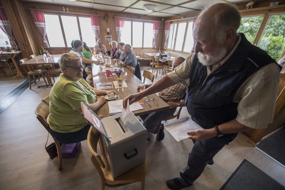 Die Urnenbuero Mitarbeiter Vreni Mathis, links, und Sepp Gisler, rechts hinten, im Nebenurnenbuero im Restaurant Alpenhof auf Wiesenberg im Kanton Nidwalden anlaesslich der Eidgenoessischen Volksabsti ...