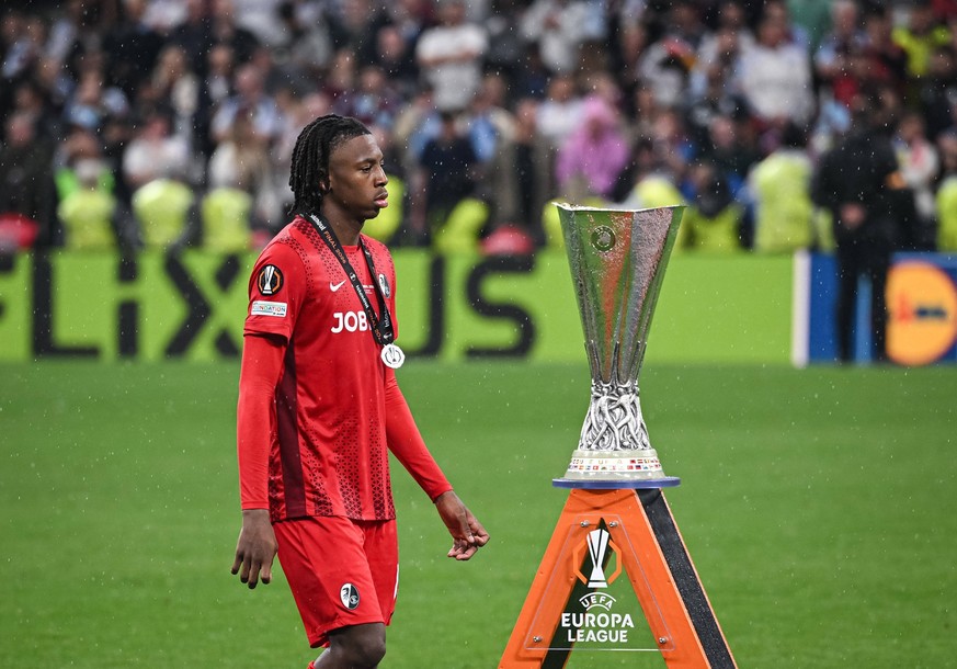FUSSBALL EUROPA LEAGUE SAISON 2025/2026 Finale in Istanbul 21.05.2026 SC Freiburg - Aston Villa Enttaeuschnung SC Freiburg Johan Manzambi geht am Europa League Pokal vorbei. *** FOOTBALL EUROPA LEAGUE ...