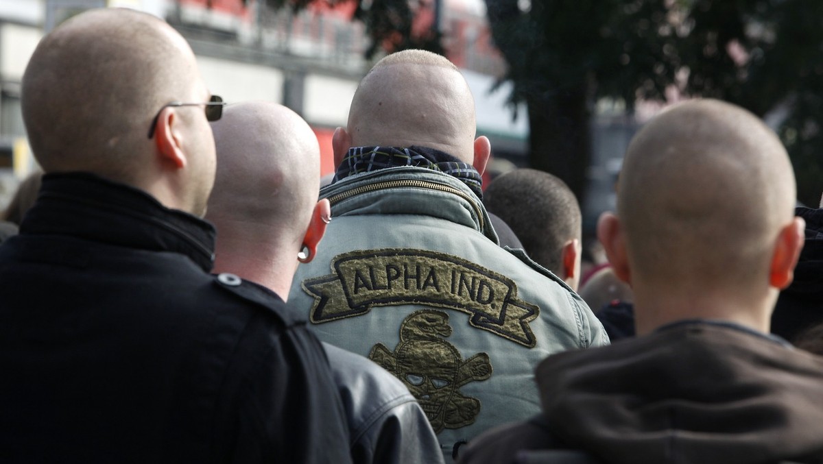Rechtsextremisten demonstieren am Samstag, 10. Oktober 2009, am Alexander Platz in Berlin. Nach dem Brandanschlag auf den Neonazi-Szenetreff "Zum Henker" in Niederschoeneweide demonstrierten ...