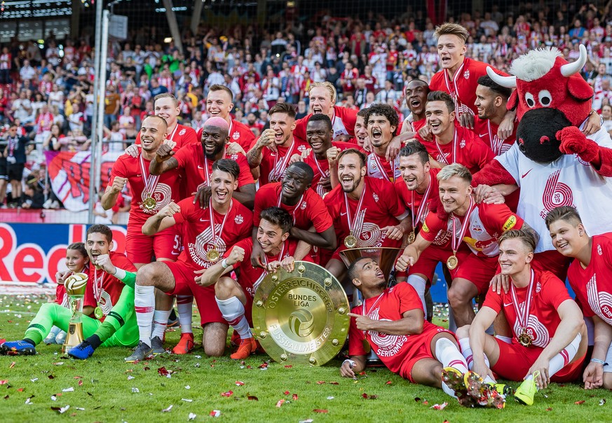 ABD0374_20190526 - SALZBURG - OESTERREICH: Spieler des FC Red Bull Salzburg jubeln mit dem Meisterteller waehrend der Meisterfeier in der tipico Bundesliga Saison 2018/19 am Sonntag, 26. Mai 2019 in S ...